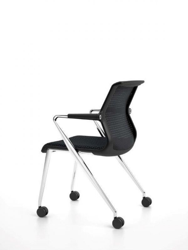Vitra Unix Chair: Schwarzer Vierbeinstuhl mit Armlehnen und Rollen, ideal für Büro und Konferenz.